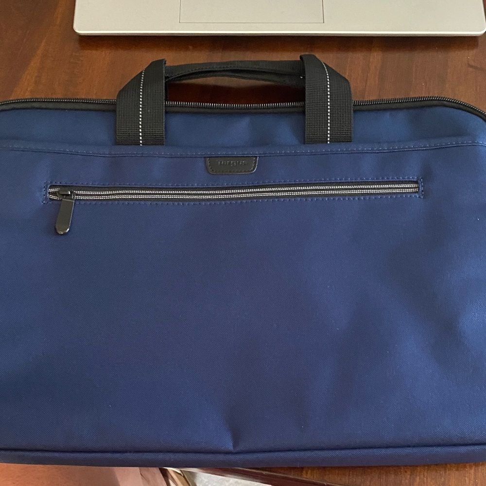 NWOT Targus 17” Navy Laptop Bag